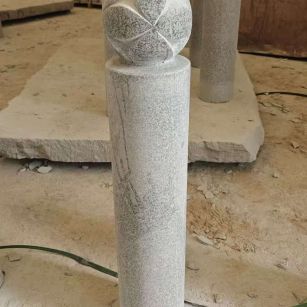 连云港 芝麻白花岗岩石材挡车石柱、停车柱、圆柱挡车柱、方柱挡车柱等