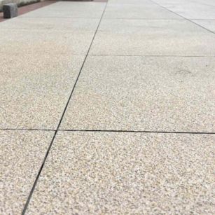 连云港 黄金麻花岗岩石板材荔枝面地面铺装效果