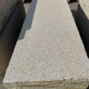 连云港 黄金麻花岗岩荔枝面毛板，半成品