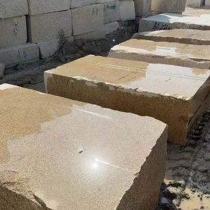 连云港 黄金麻方料堆场洗料分选中，原材料充足