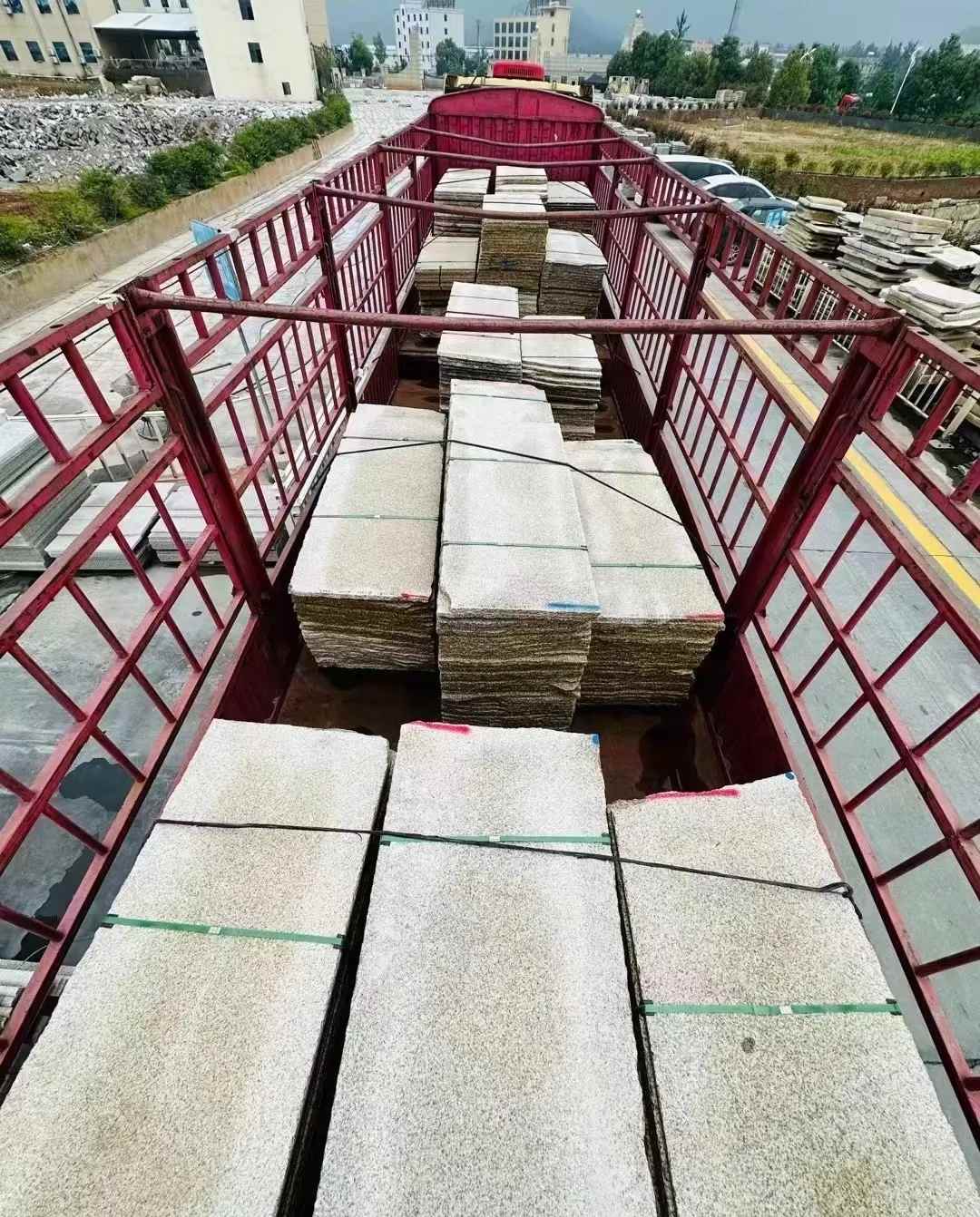 连云港 黄金麻花岗岩荔枝面，光面毛板装车完成