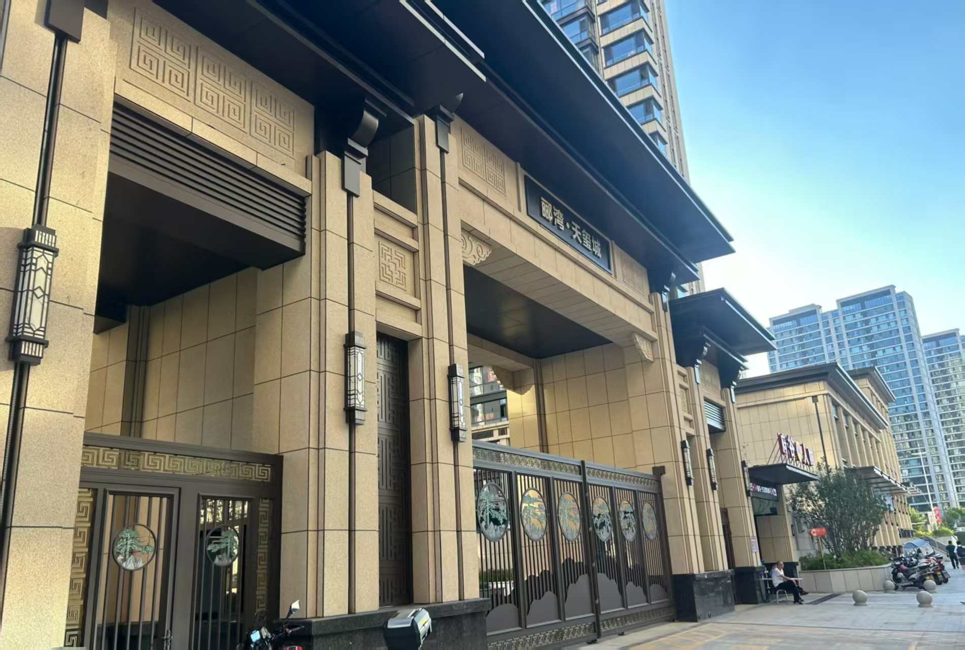 连云港 黄金麻花岗岩荔枝面小区门楼外墙干挂