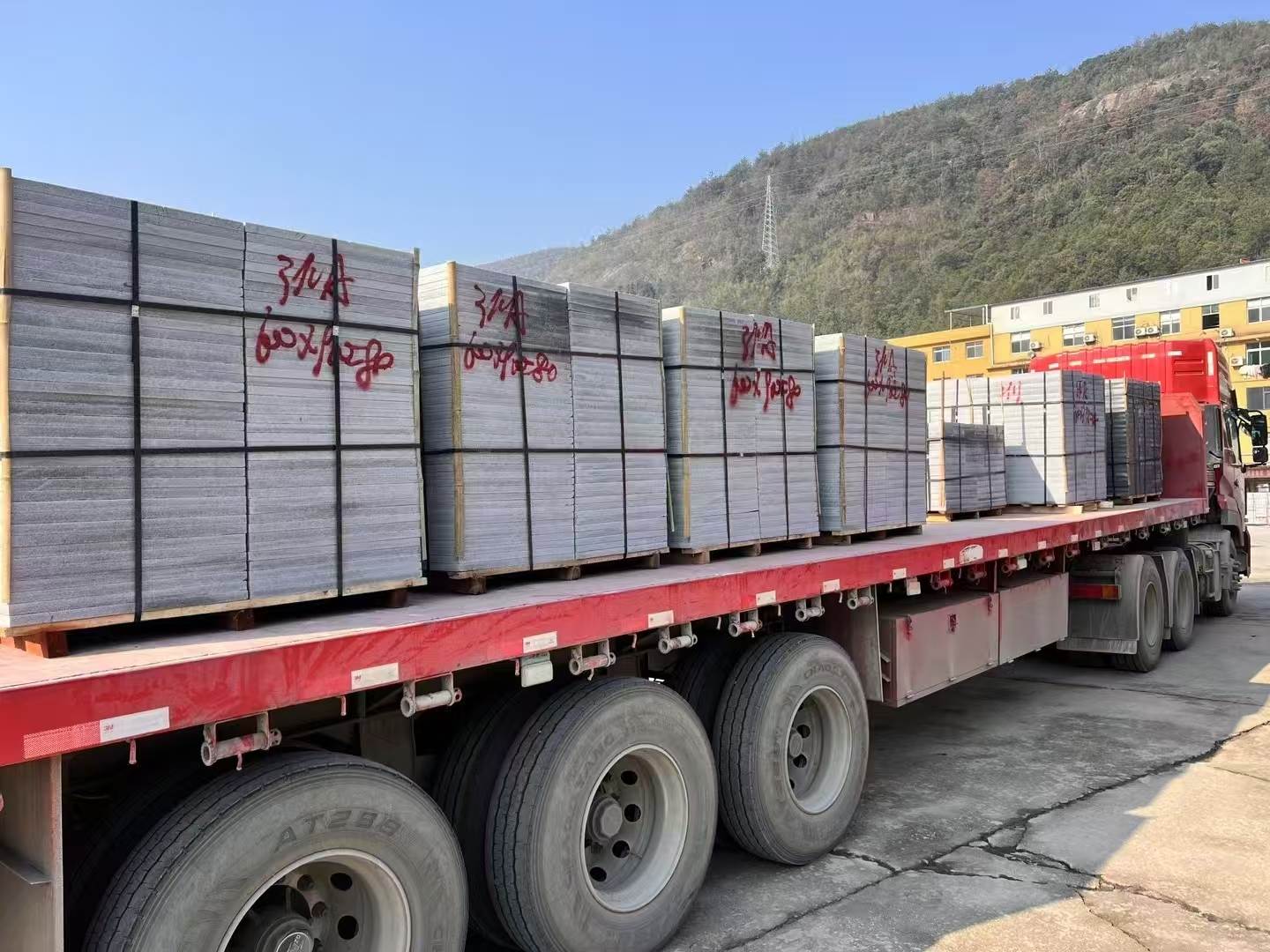 连云港 芝麻灰地铺石出货日常