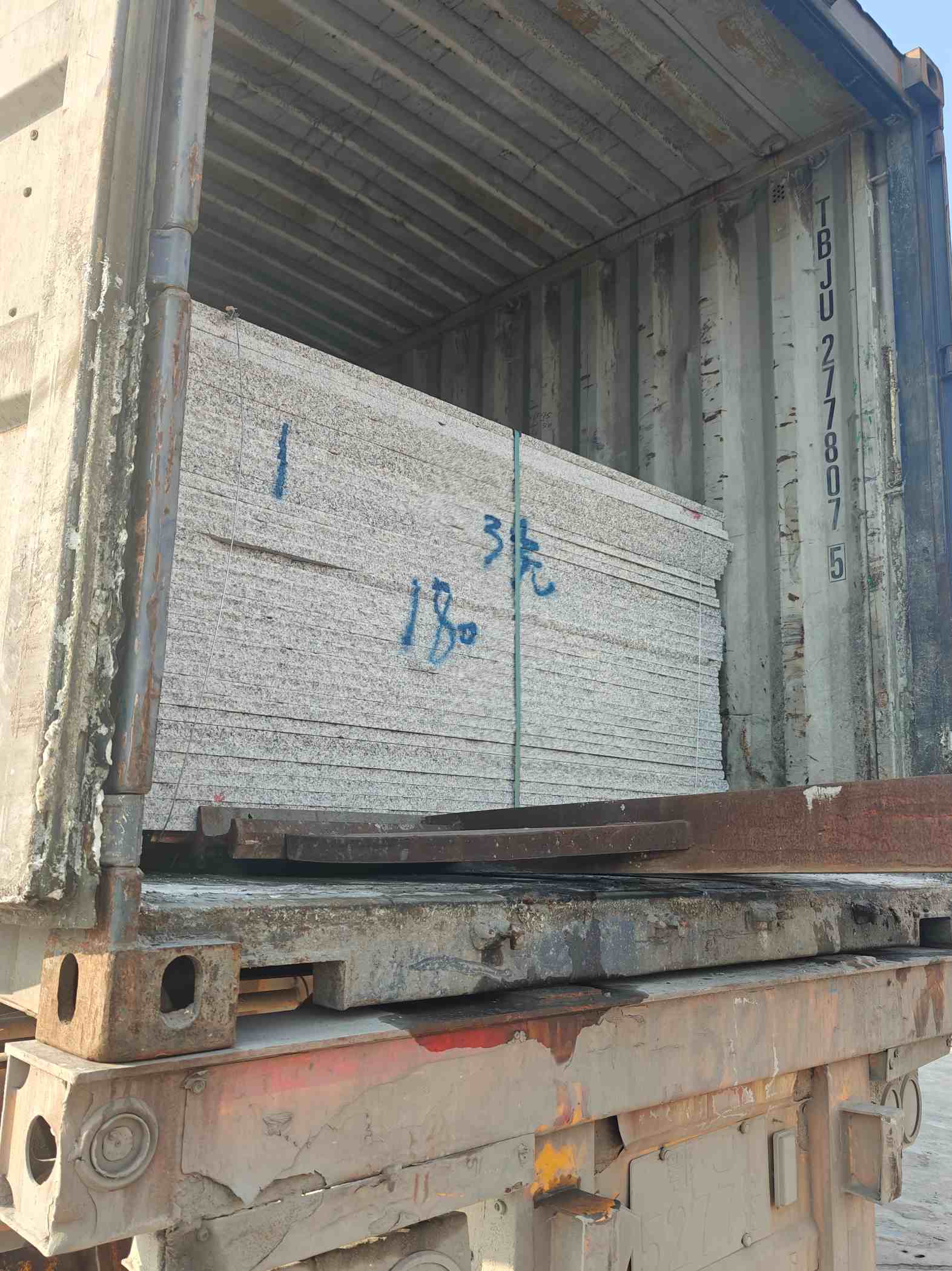 连云港 芝麻白花岗岩石材3.0公分光面毛板装柜出货