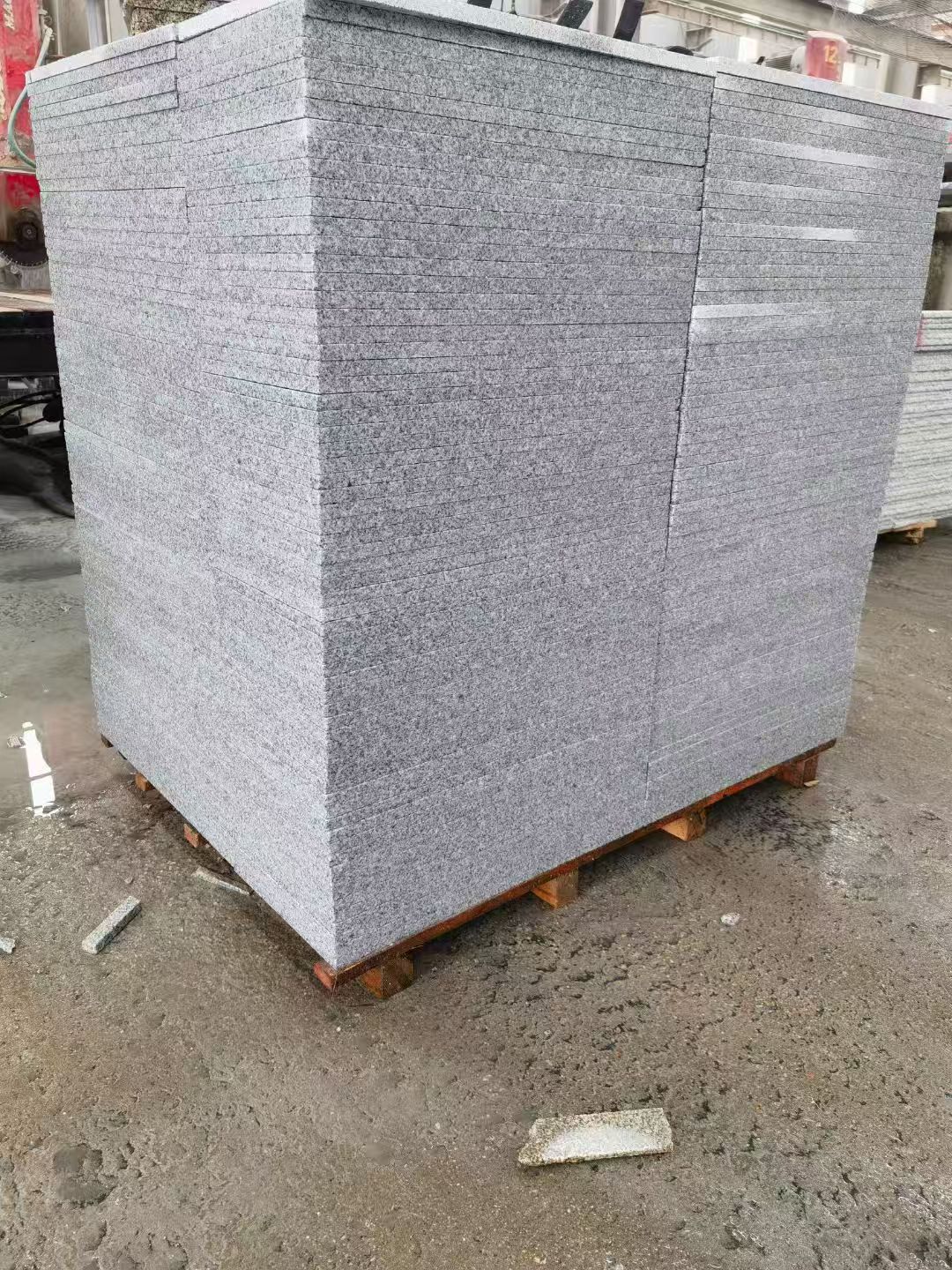 连云港 芝麻白火烧面1.8厚300*600地铺石，尺寸标准，厚薄均匀