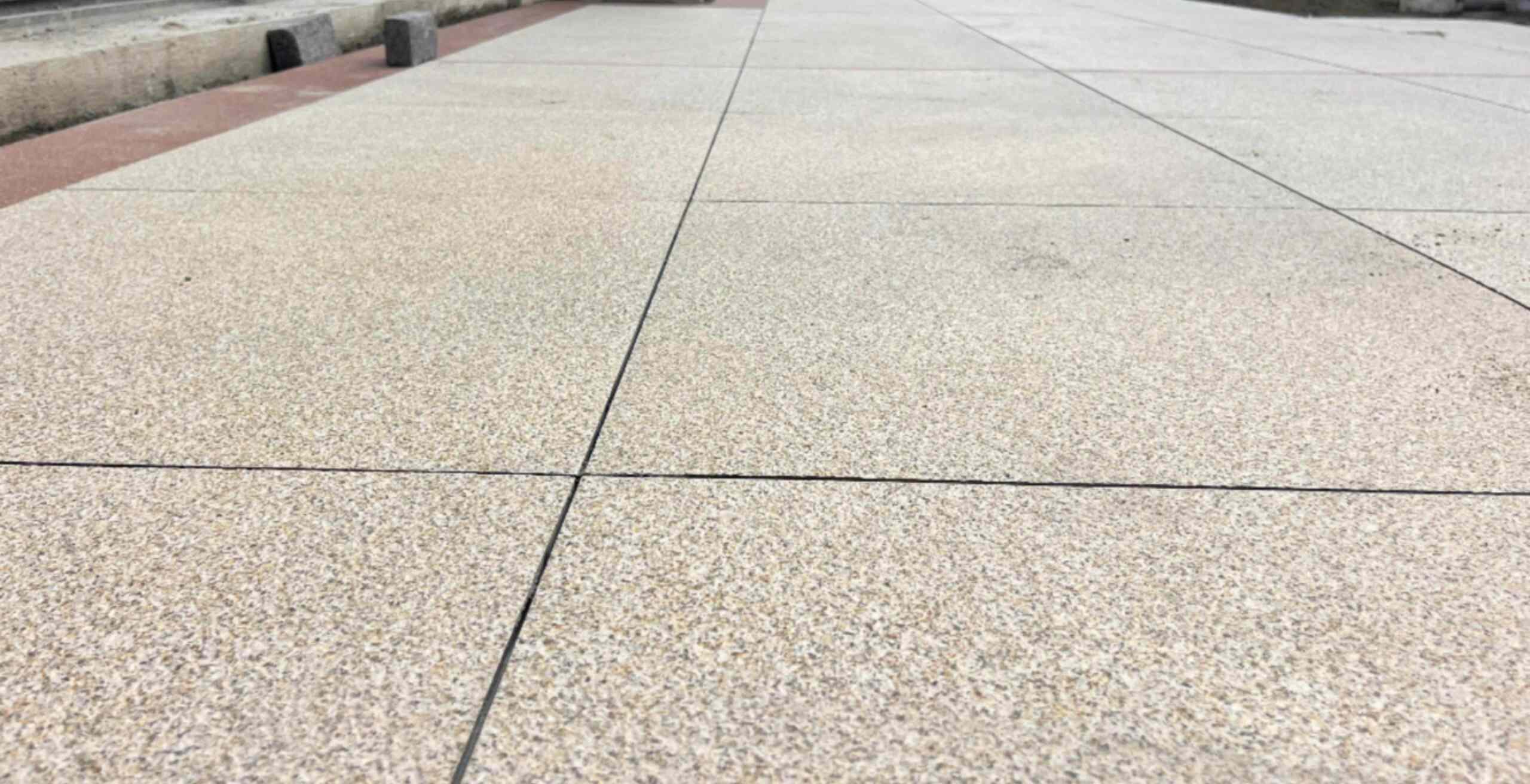 连云港 黄金麻花岗岩石板材荔枝面地面铺装效果