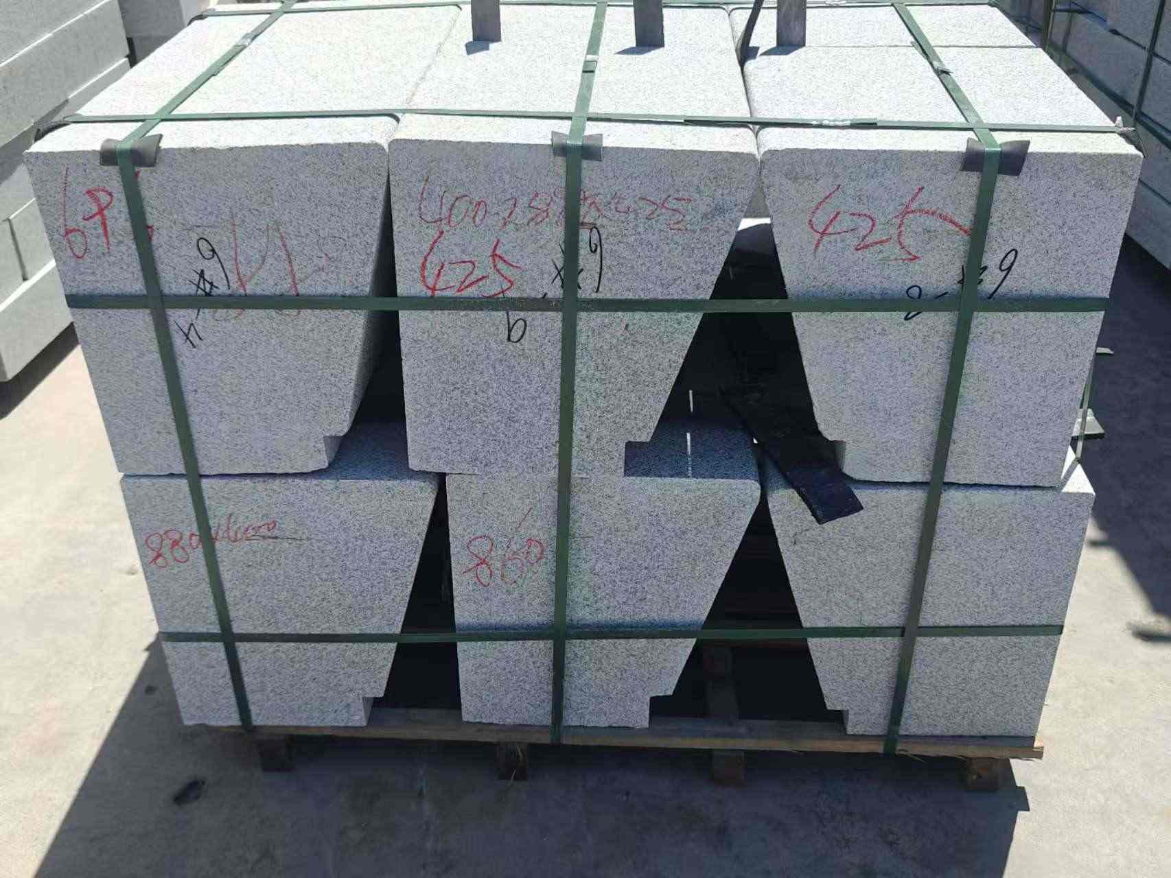 连云港 芝麻白异形坐凳，石凳