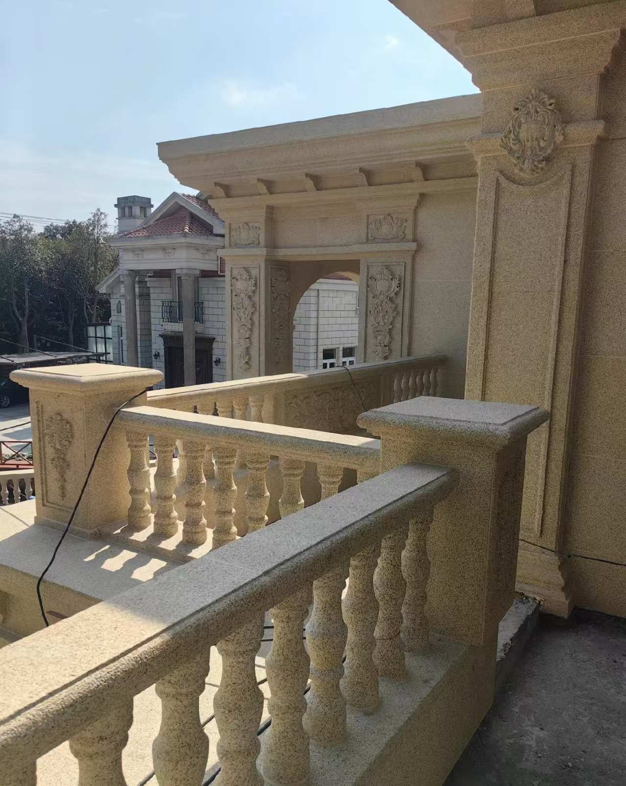 连云港 黄金麻别墅外墙干挂雕花配合阳台栏杆花瓶柱