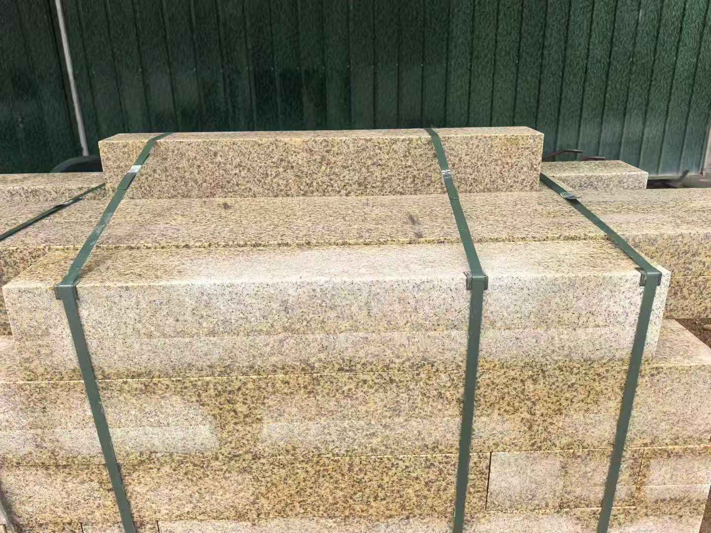 连云港 黄金麻花岗岩石材机切面栏杆料半成品