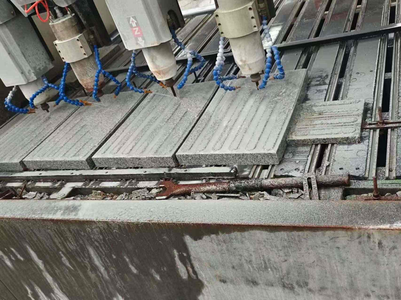 连云港 芝麻白花岗岩荔枝面盲道雕刻