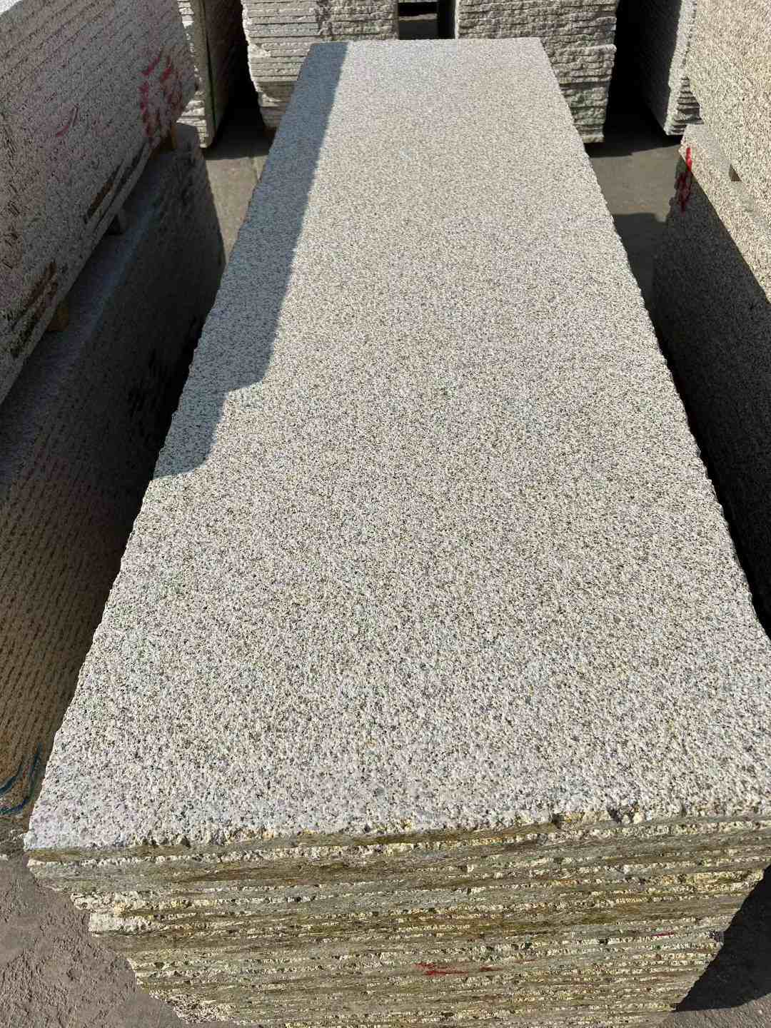 连云港 黄金麻花岗岩荔枝面毛板，半成品