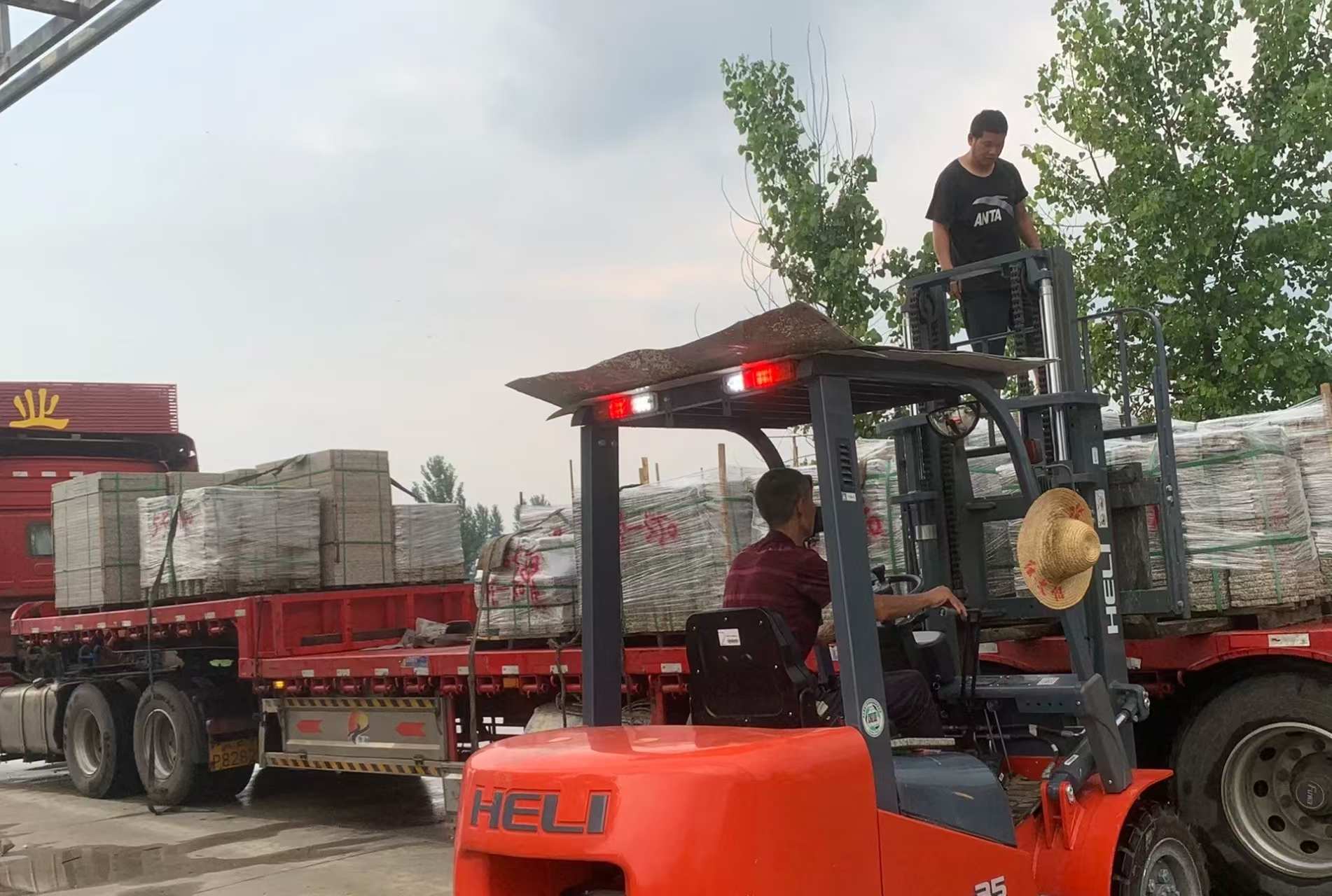 连云港 黄金麻冰裂纹，地铺石装车