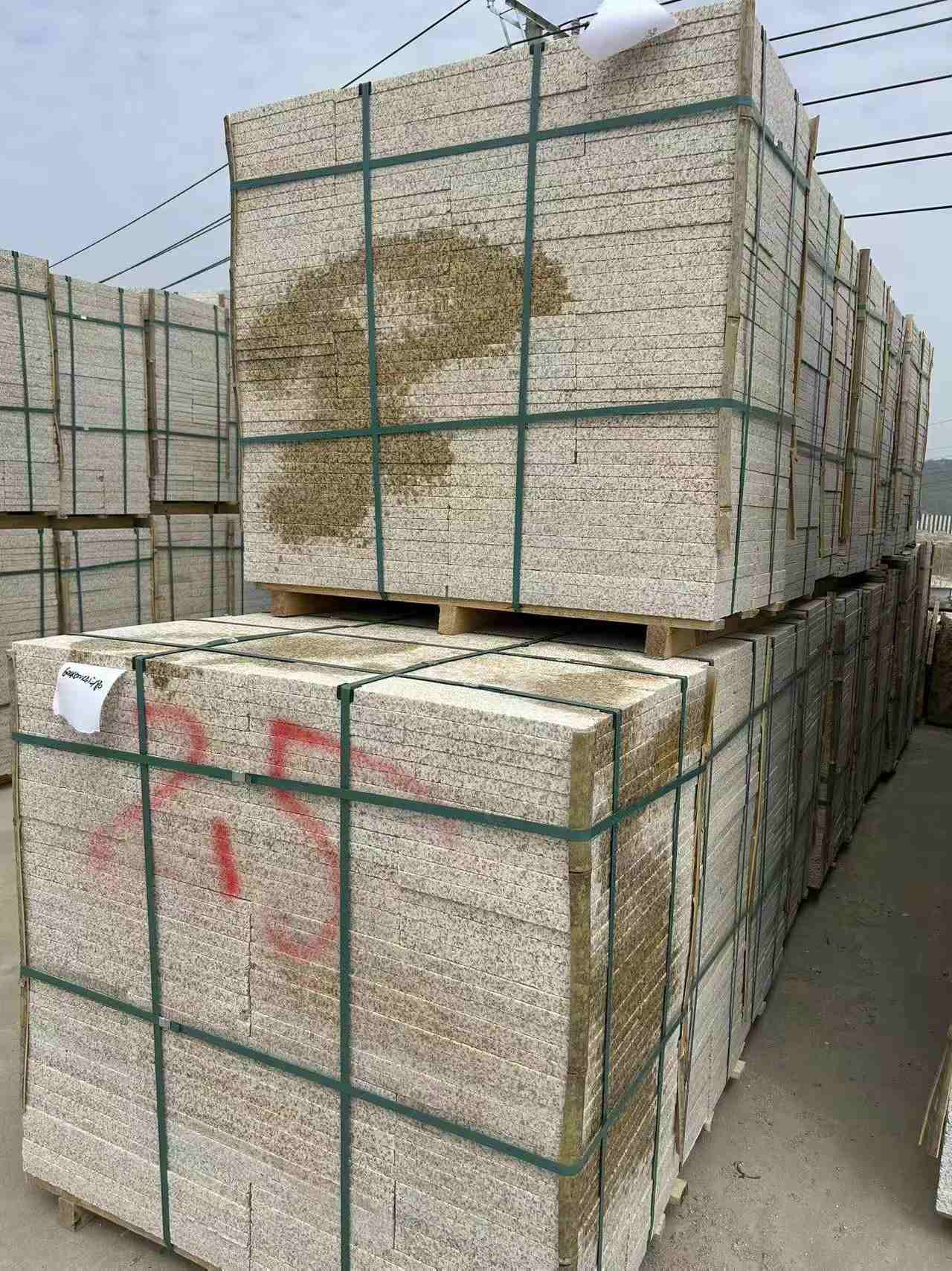 连云港 黄金麻花岗岩石材荔枝面地铺石2.5*300*600