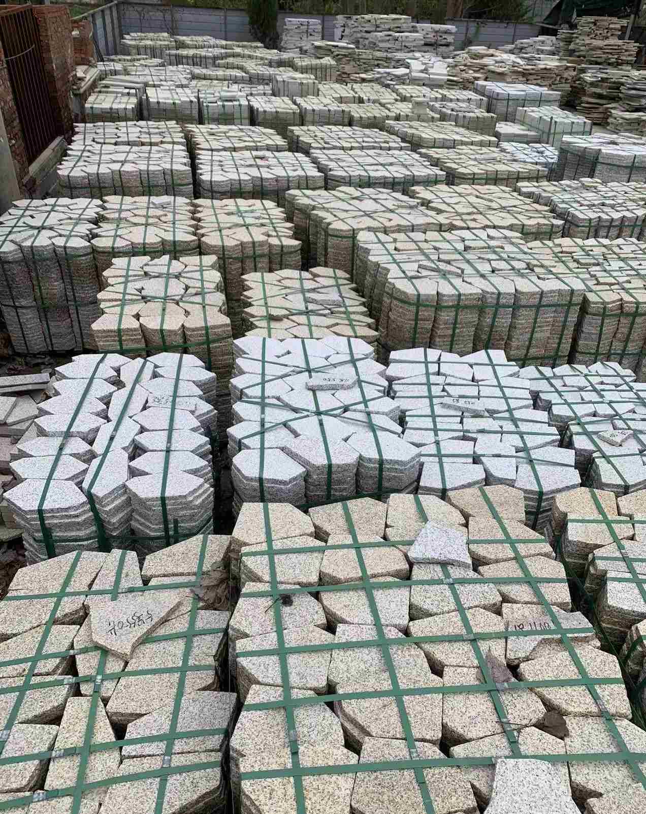 连云港 黄金麻白麻花岗岩荔枝面地铺石(冰裂纹)