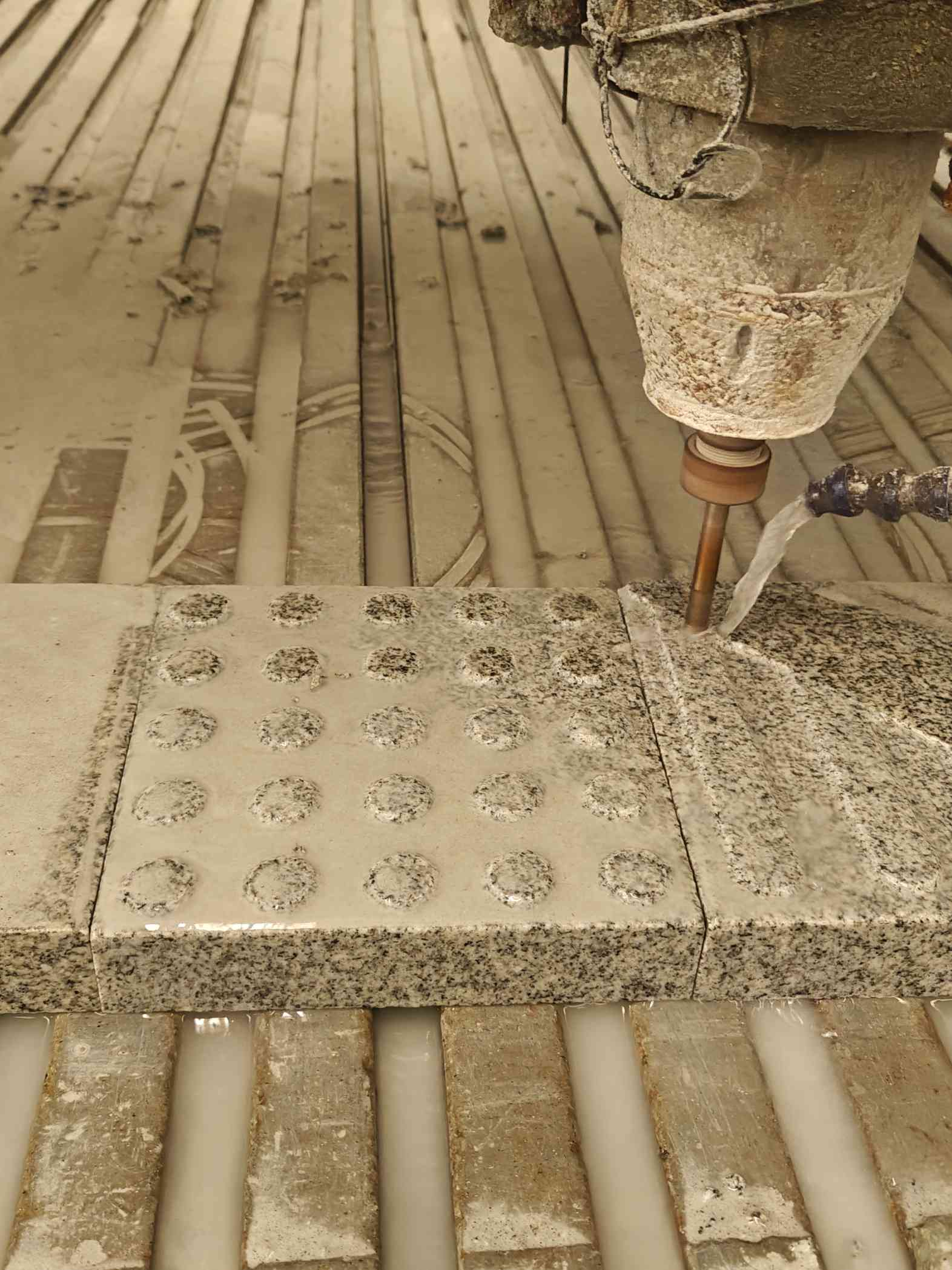 连云港 芝麻白花岗岩石材盲人石、盲道石、盲点石