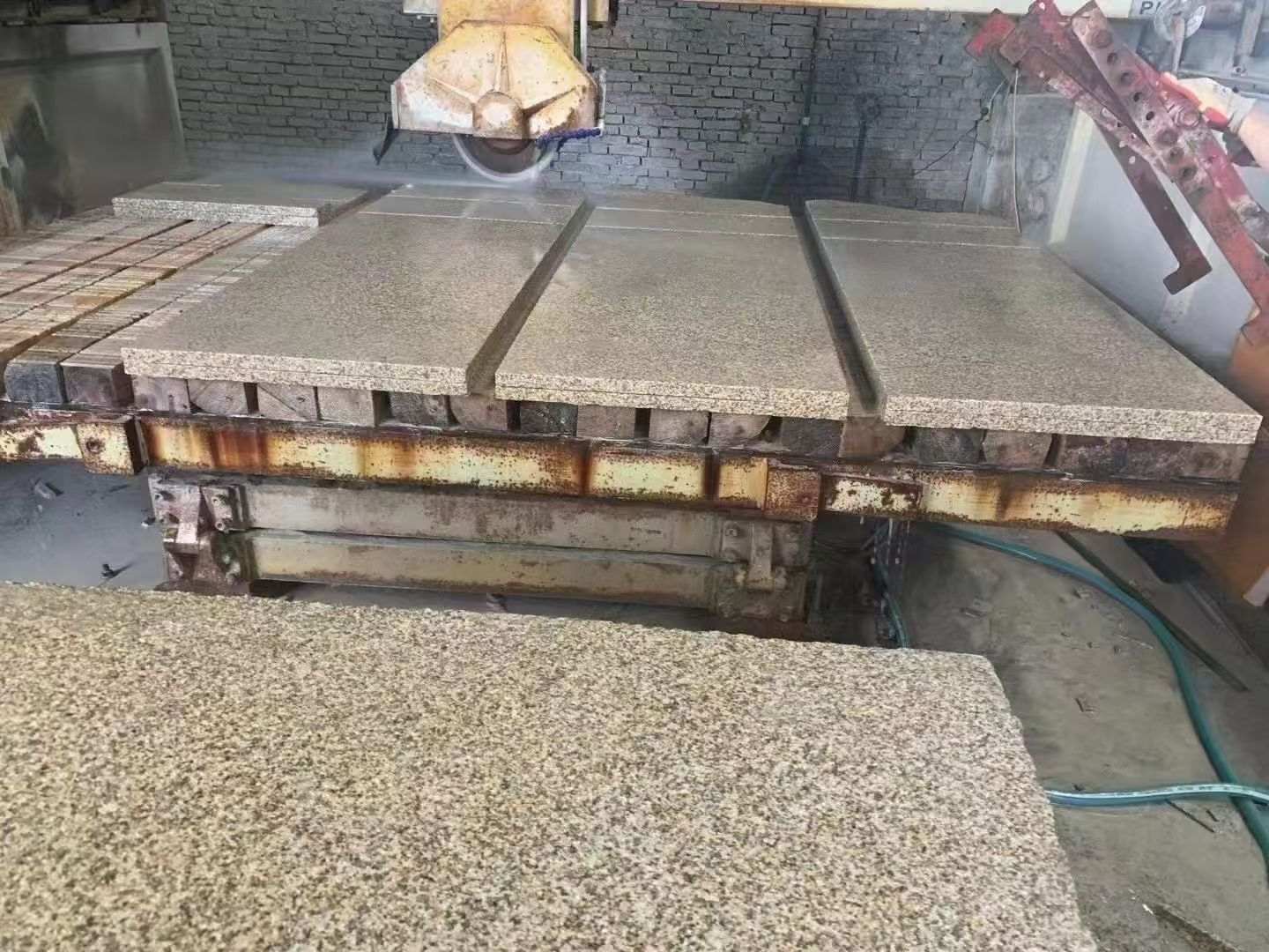 连云港 黄金麻荔枝面成品板加工