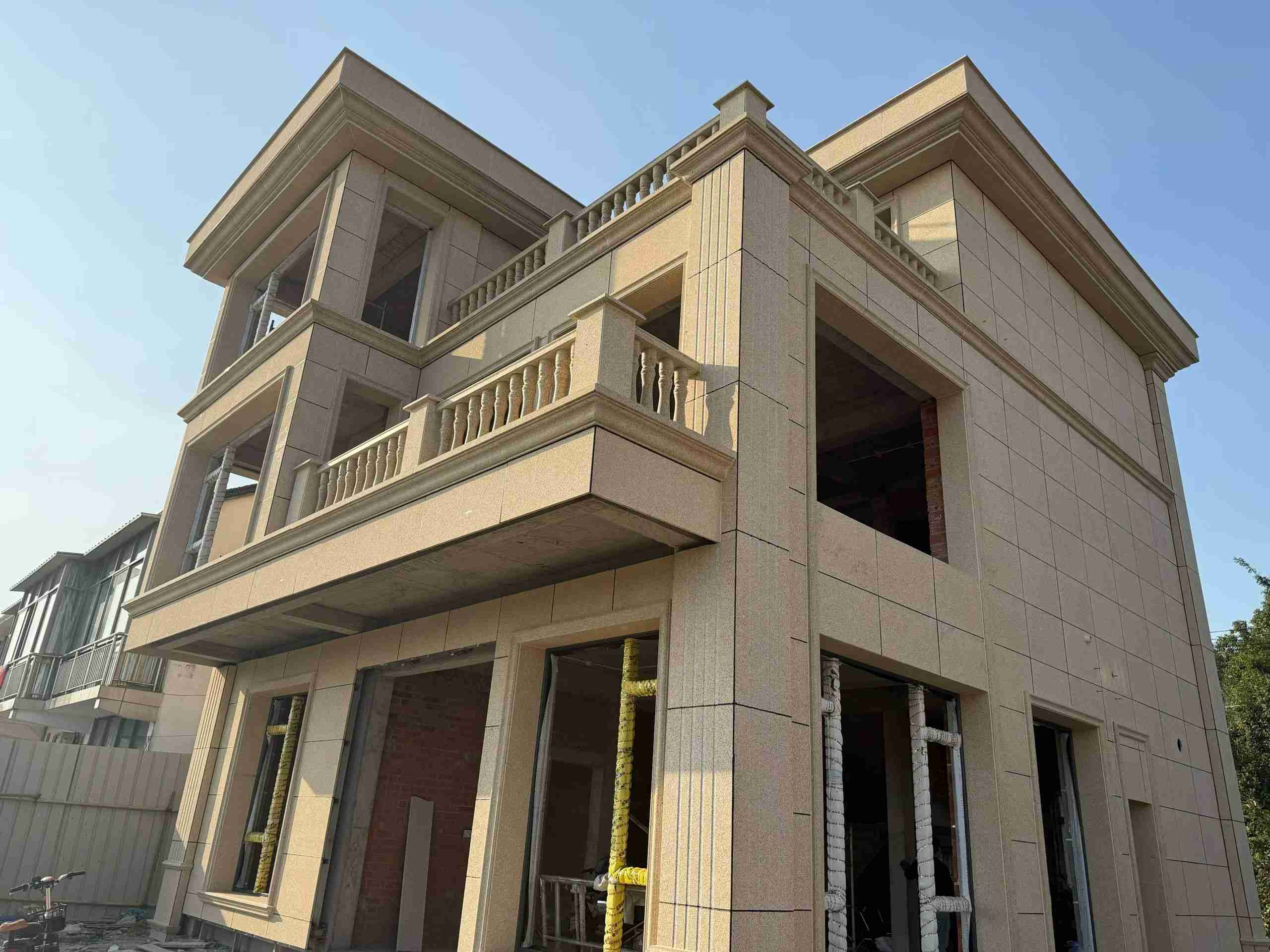 连云港 黄金麻花岗岩石材荔枝面外墙干挂效果展示