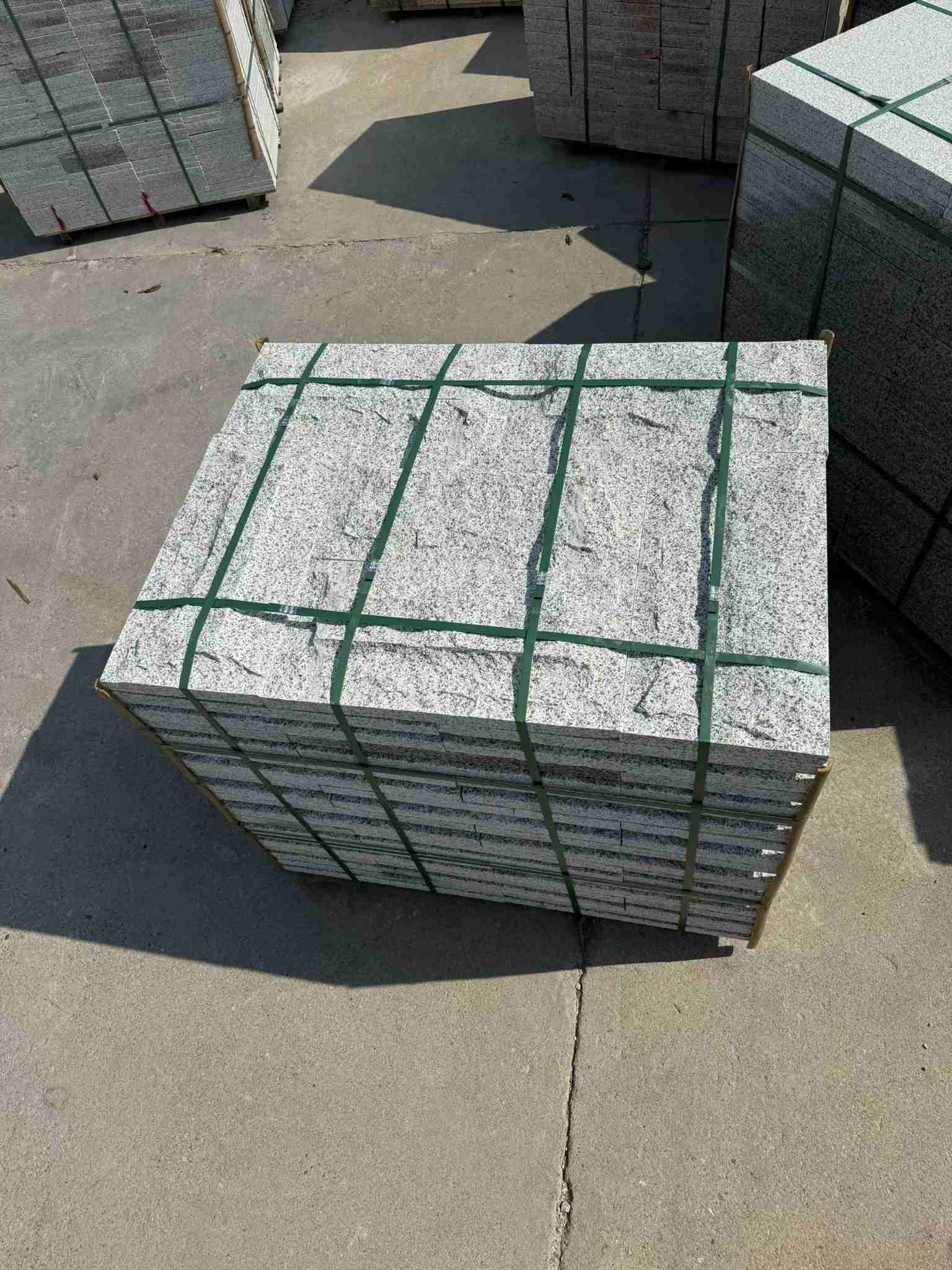 连云港 白麻花岗岩石材自然面蘑菇石成品