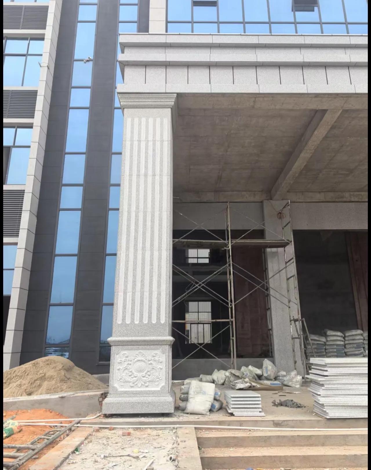 连云港 芝麻白光面花岗岩门楼大柱（罗马柱）配雕花底座