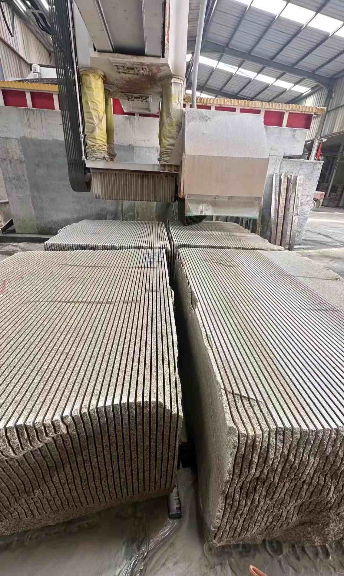 连云港 车间生产日常，黄金麻白麻花岗岩