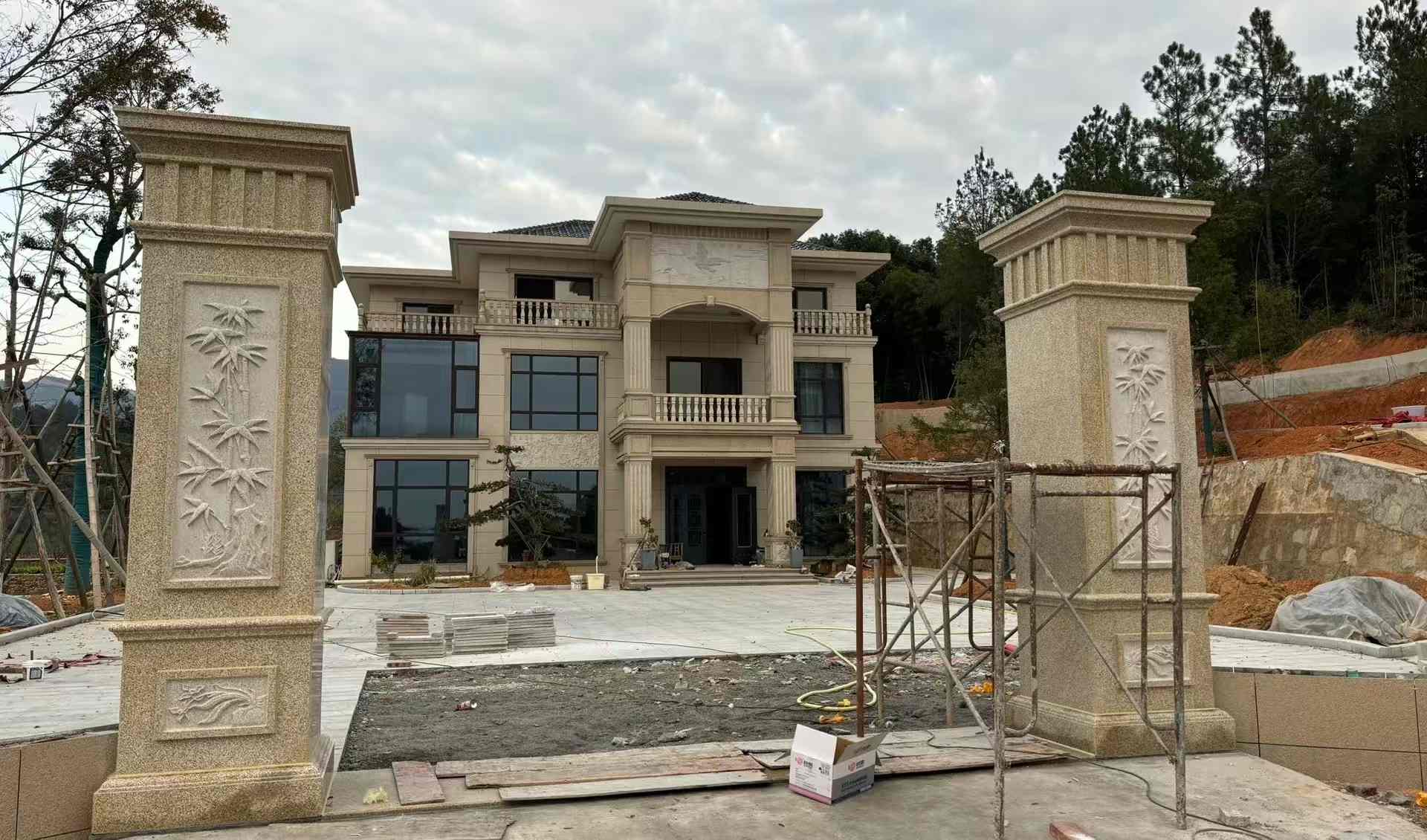 连云港 黄金麻花岗岩别墅雕花外墙干挂配上门口雕花罗马柱