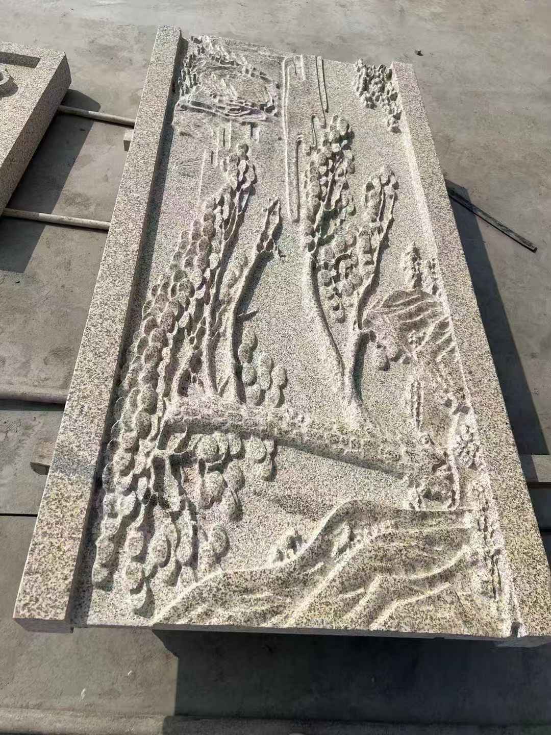 连云港 黄金麻雕刻板浮雕迎客松