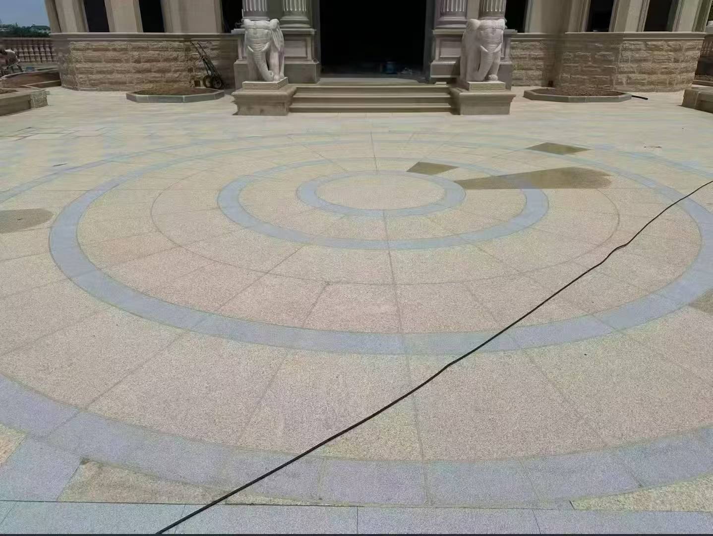 连云港 黄金麻芝麻灰花岗岩石材地铺拼接效果