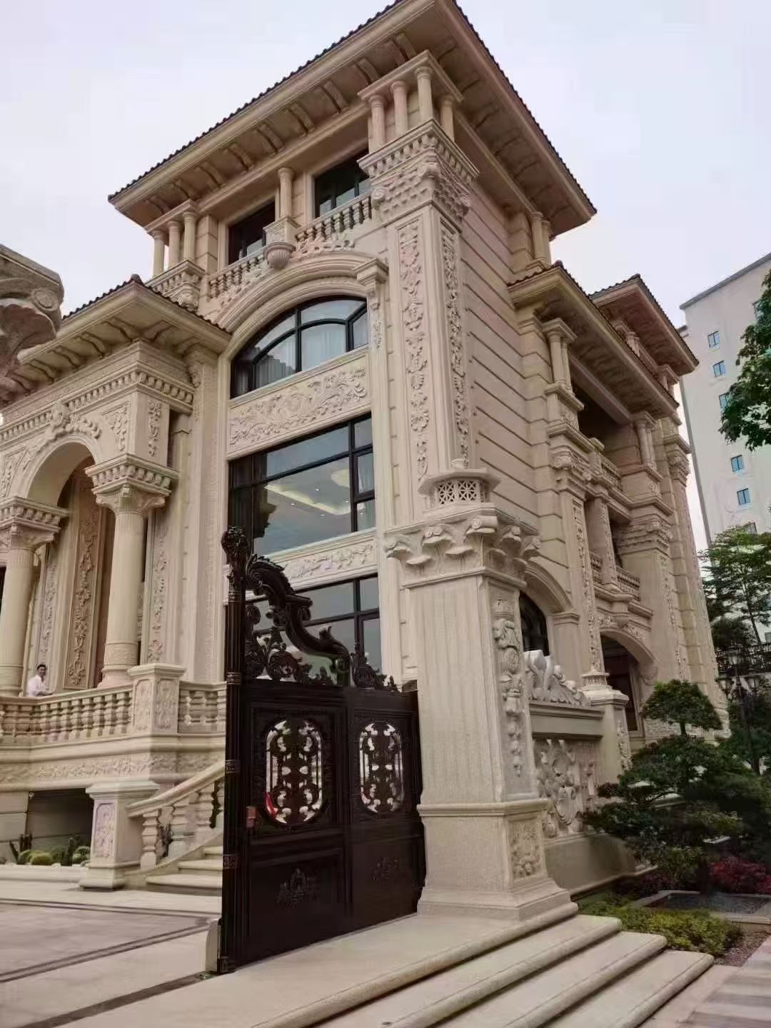 连云港 黄金麻花岗岩别墅外墙干挂效果展示