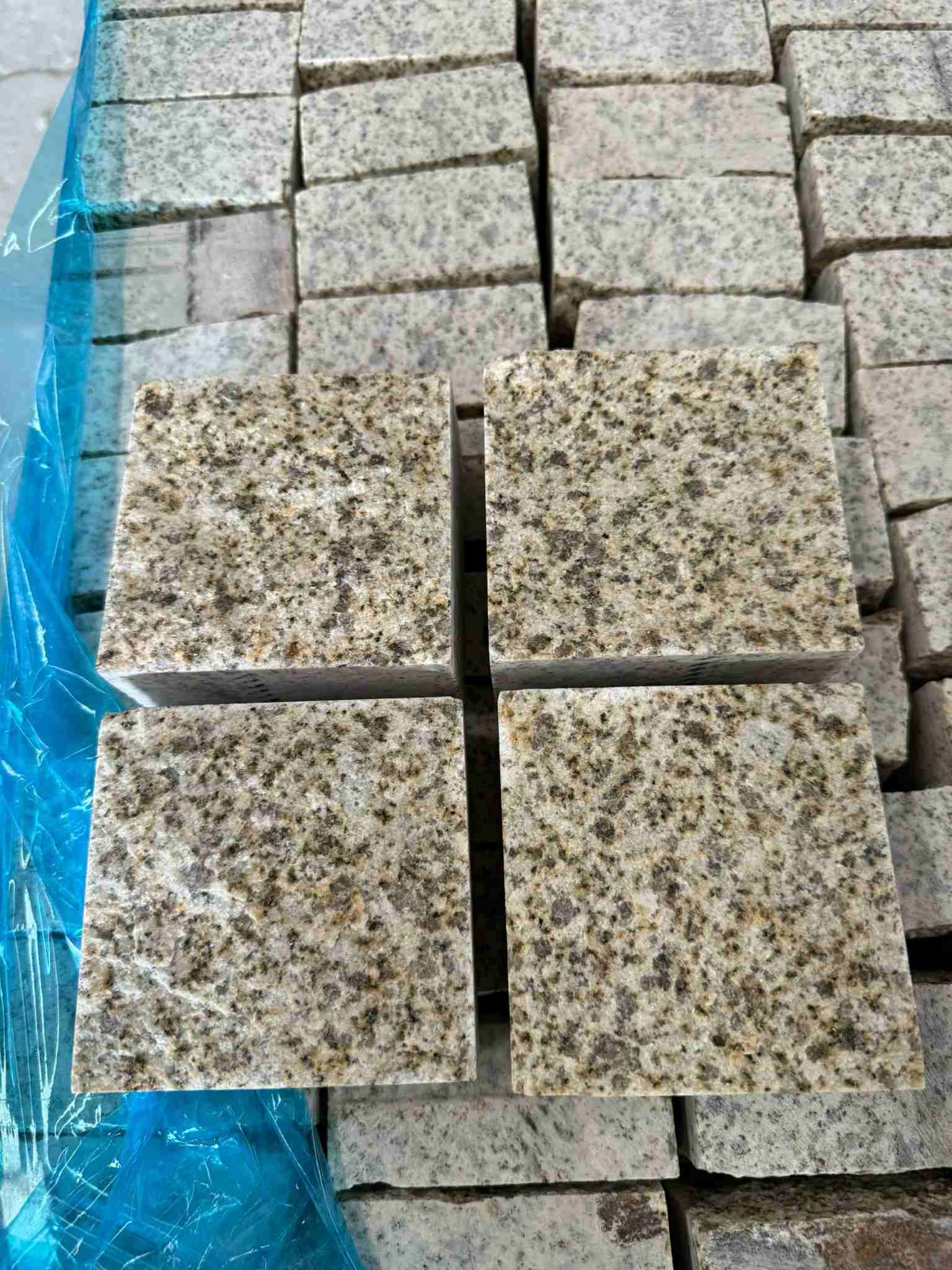 连云港 黄金麻花岗岩自然面小方块，弹石，马蹄石等