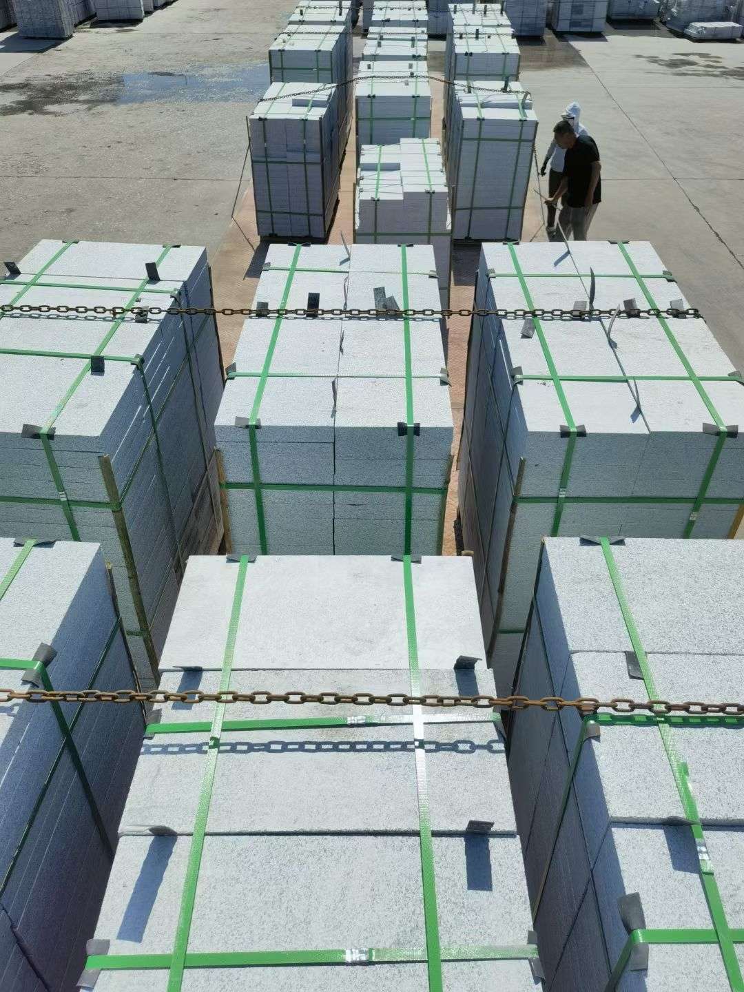 连云港 芝麻白花岗岩5公分地铺石 花岗岩厂家工厂装车日常