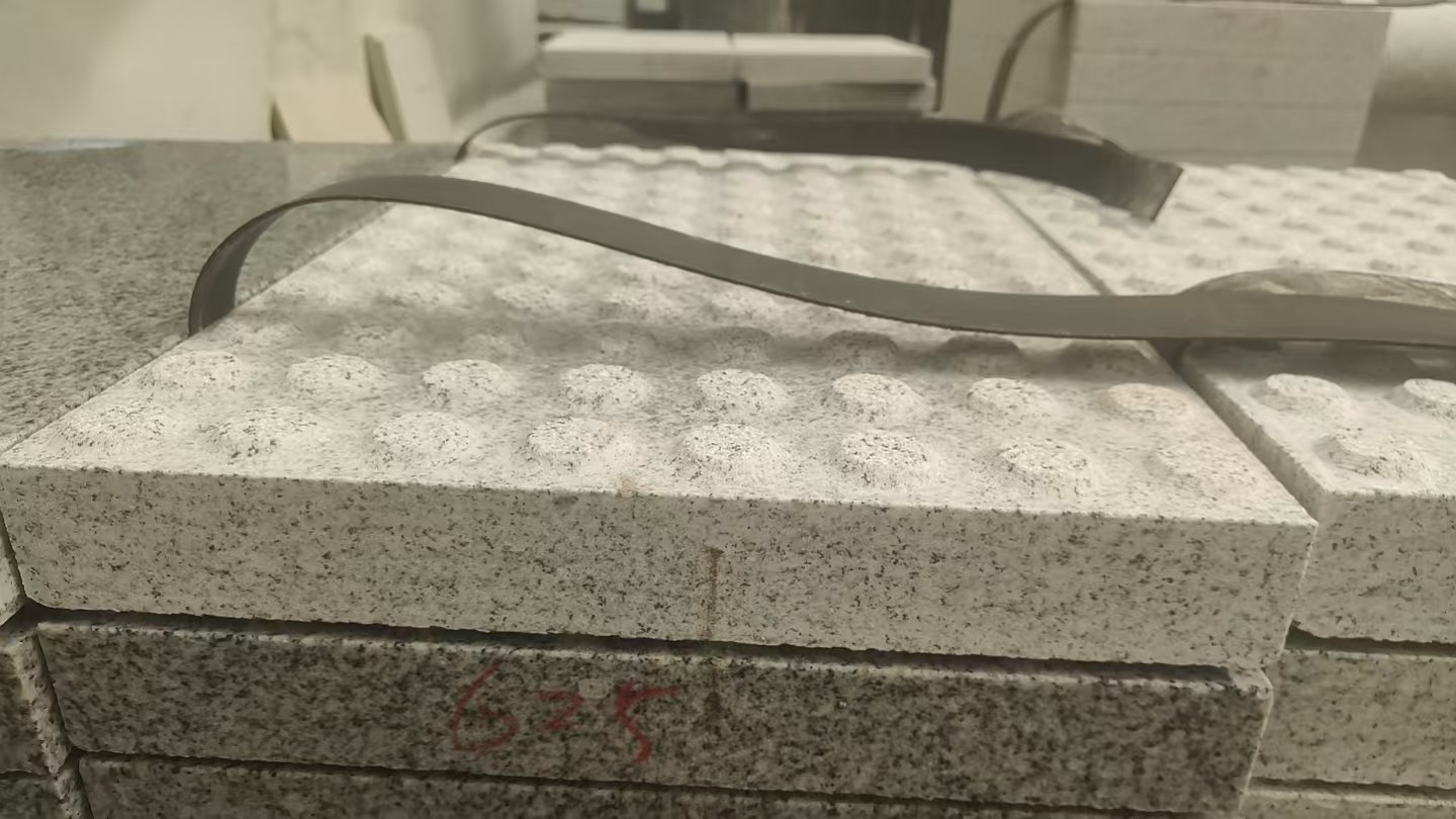 连云港 芝麻白花岗岩6.0公分荔枝面五轴加工雕刻盲点