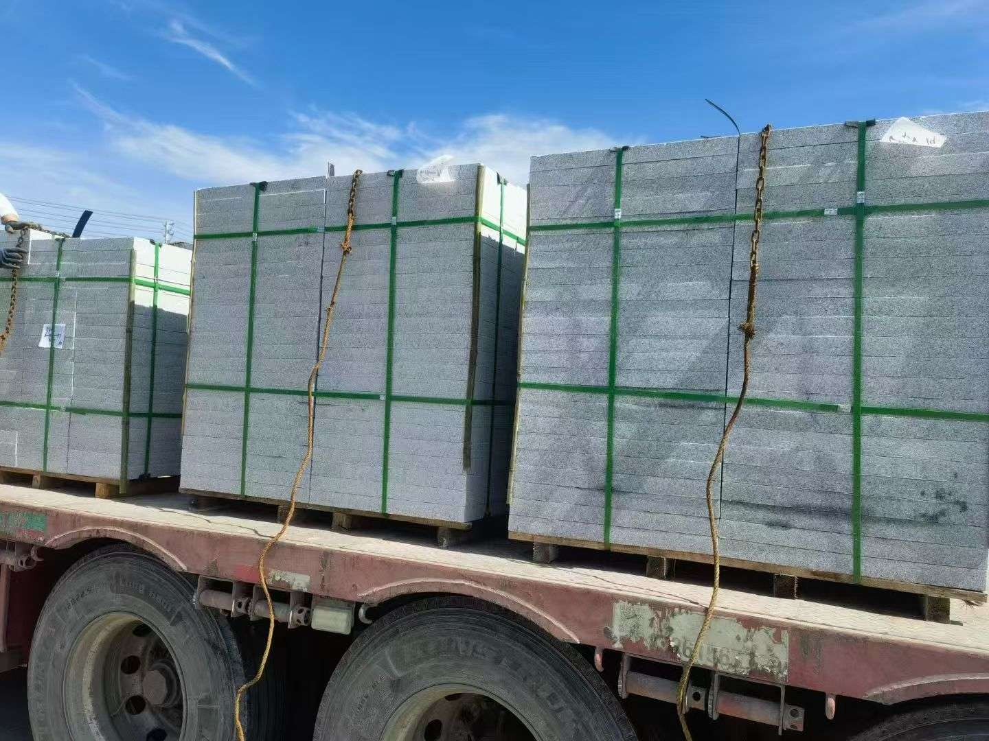 连云港 芝麻白花岗岩地铺石装车日常