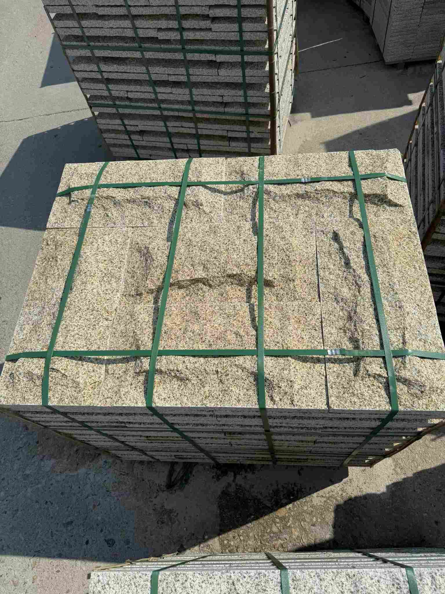 连云港 黄金麻花岗岩石材自然面蘑菇石成品