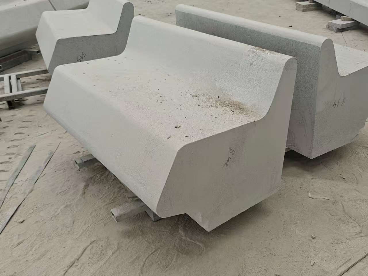 连云港 芝麻白花岗岩异形坐凳，石凳