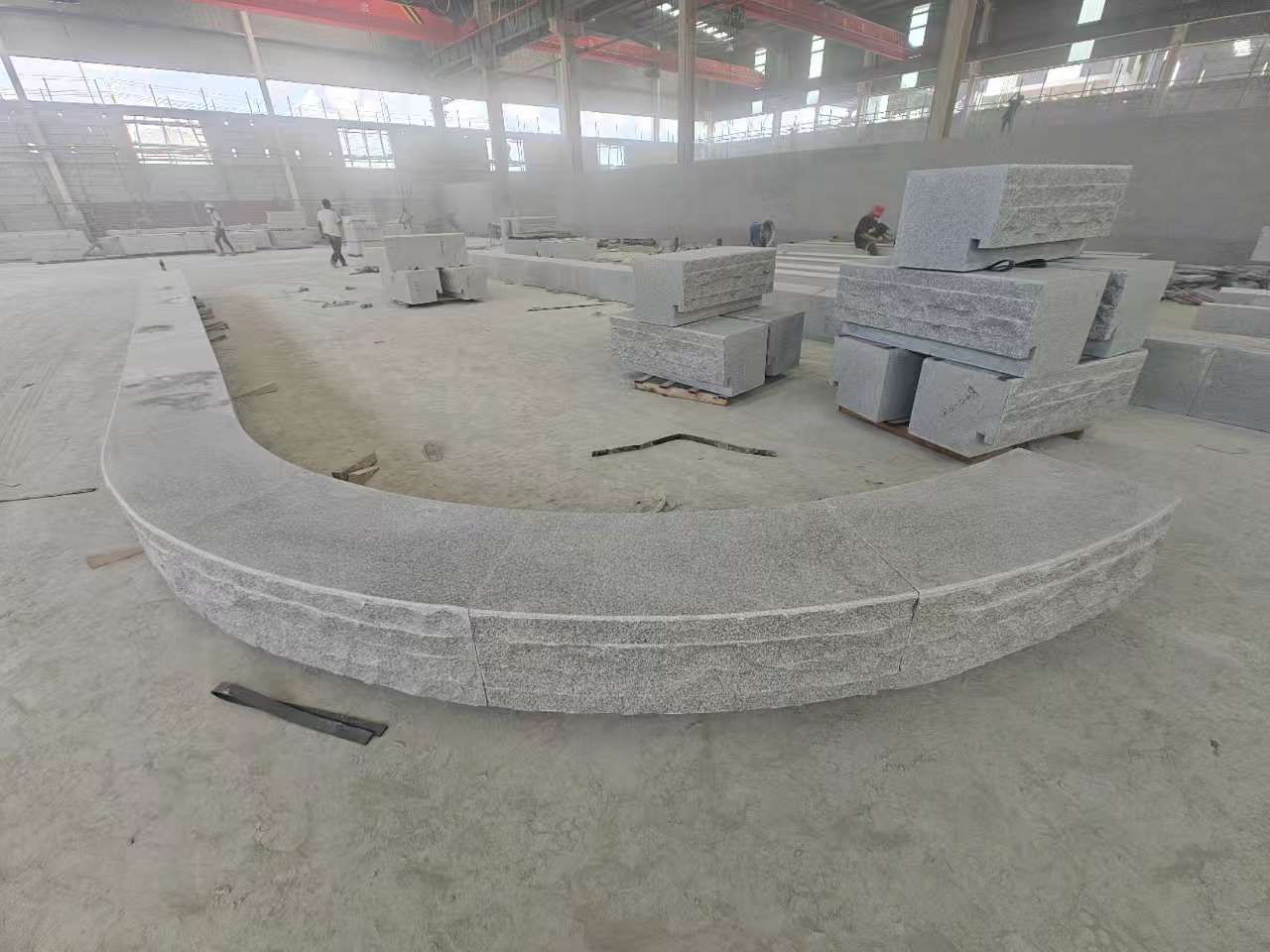 连云港 芝麻白异形坐凳，自然面光面弧形加工