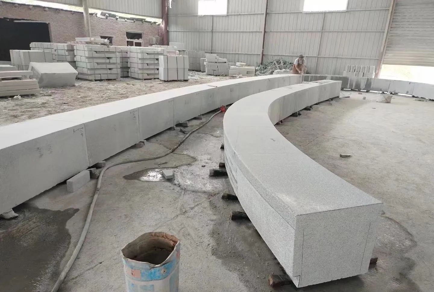 连云港芝麻白花岗岩石板材 园林光面弧形坐凳