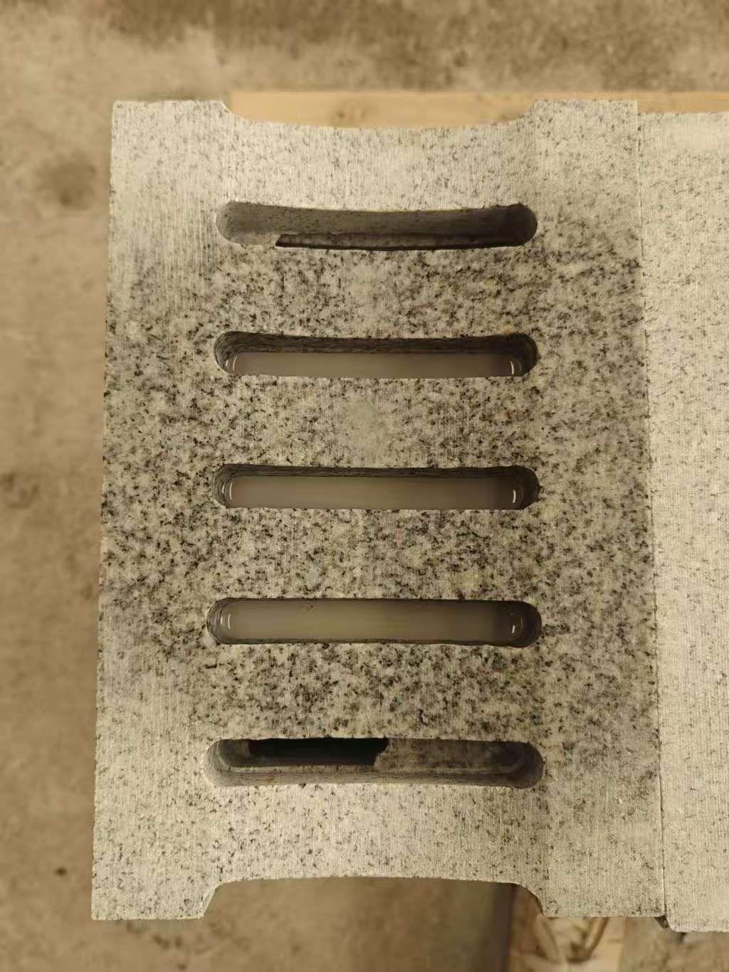 连云港 芝麻白拉丝面花岗岩U型开槽排水槽