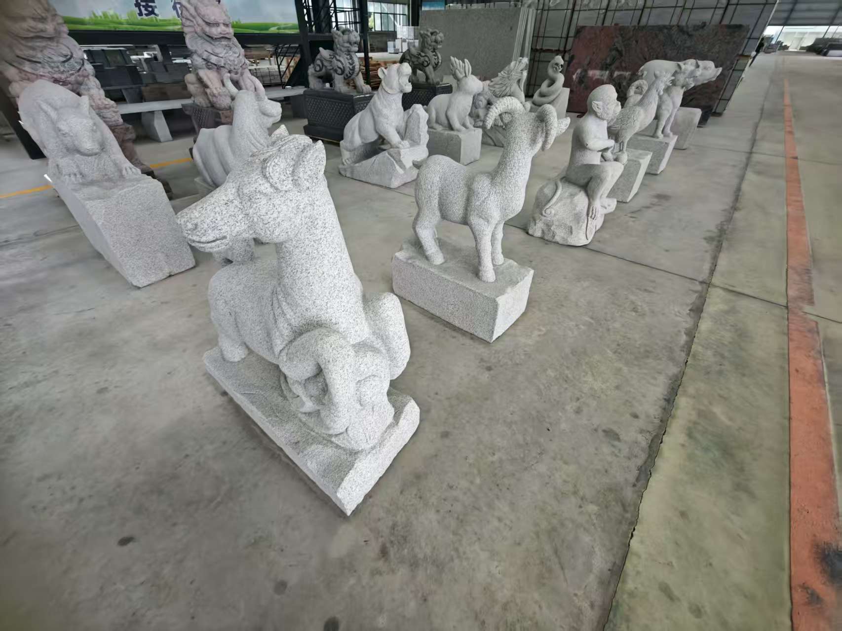 连云港 芝麻白花岗岩造型立体雕刻——十二生肖